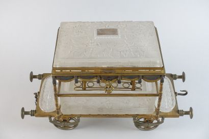 Chariot à cigares en forme de wagon en bronze...
