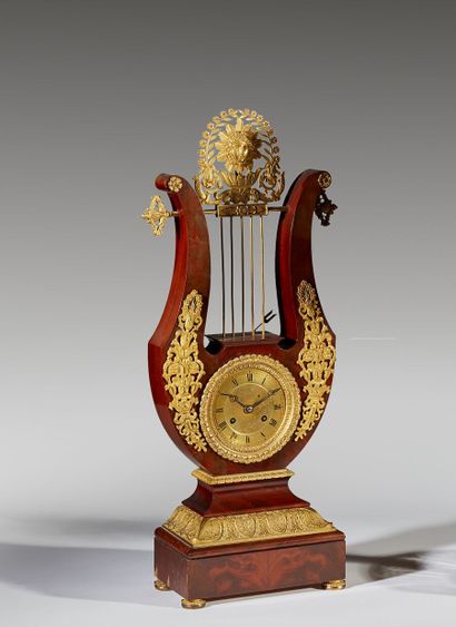 Pendule lyre en placage d'acajou à décor...