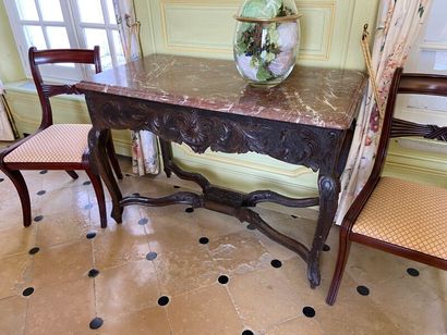 Table de milieu en chêne sculpté à décor...