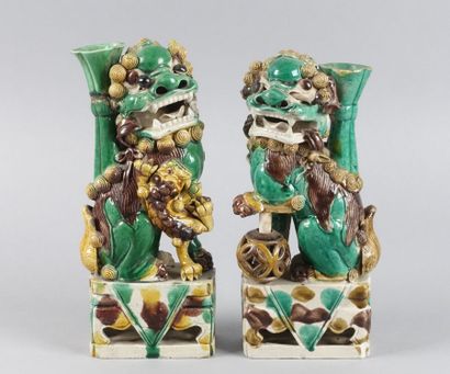 CHINE - Époque KANGXI (1662-1722)

Deux porte-baguettes...