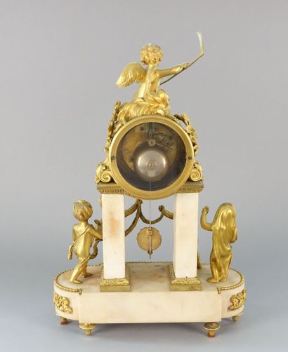 Pendule portique en marbre blanc et bronze...