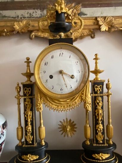 Pendule portique en marbre noir et bronze...