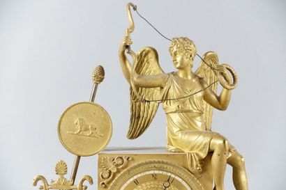 Pendule en bronze doré représentant un amour...