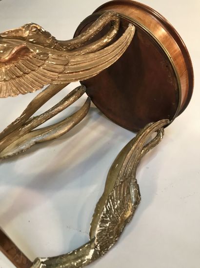 Guéridon en placage d'acajou et bois patiné...