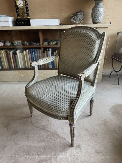 Suite de quatre fauteuils en hêtre mouluré,...
