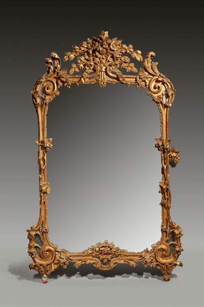 Miroir dans un encadrement en bois sculpté...