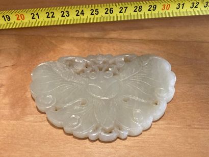 CHINE - XIXe siècle

Pendentif en néphrite...
