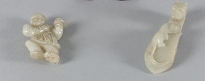 CHINE - XIXe siècle

Fibule en néphrite céladon,...