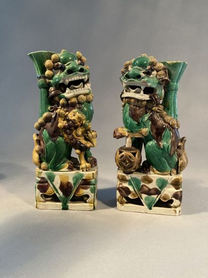 CHINE - Époque KANGXI (1662-1722)

Deux porte-baguettes...