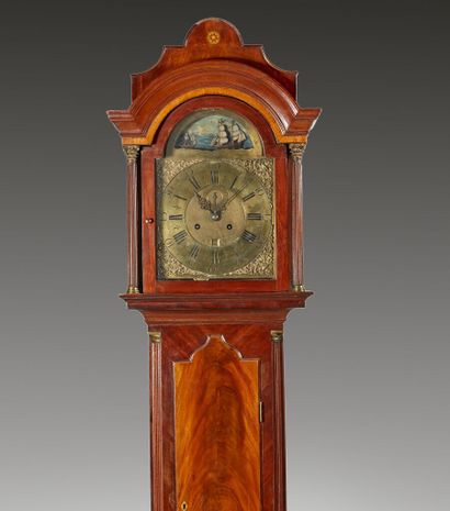 Horloge de parquet en acajou flammé, le cadran...