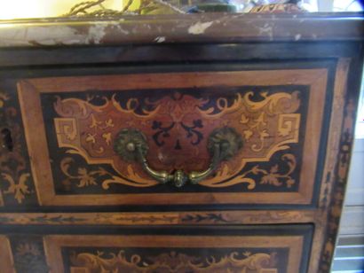 Commode en marqueterie de feuillages ouvrant...
