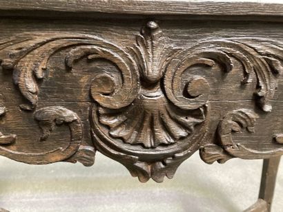 Table de milieu en chêne sculpté à décor...