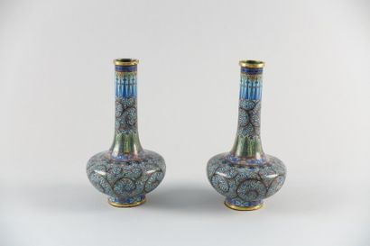 CHINE - Vers 1900

Paire de vases bouteille...