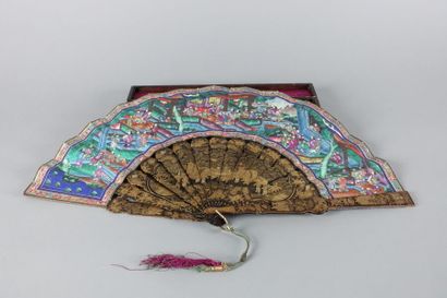 CHINE, XIXe siècle 

Éventail à feuille gouachée,...