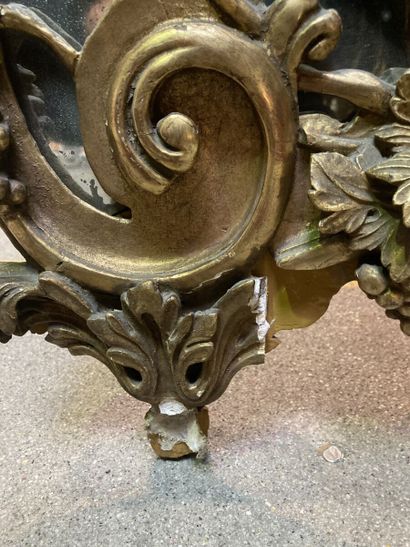 Miroir dans un encadrement en bois sculpté...