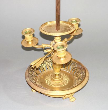 Lampe bouillotte en bronze doré à trois bras...