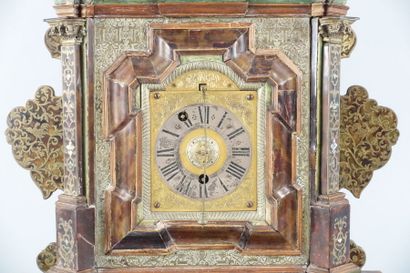 Pendule en écaille et incrustations de laiton...