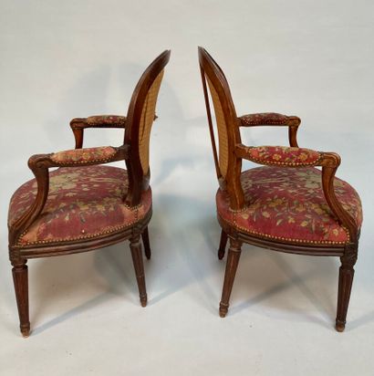 Réunion de deux fauteuils en hêtre teinté...