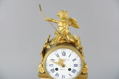 Pendule portique en marbre blanc et bronze...