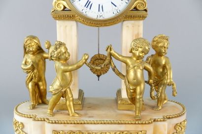 Pendule portique en marbre blanc et bronze...