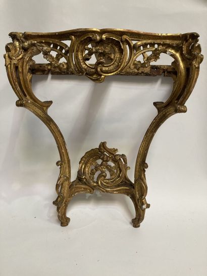 Console en bois doré de forme mouvementée...