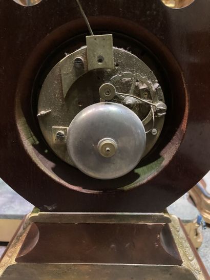 Pendule lyre en placage d'acajou à décor...