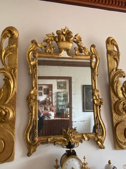 Miroir en bois sculpté et doré, le décor...