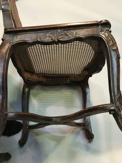 Suite de six chaises cannées en hêtre mouluré,...