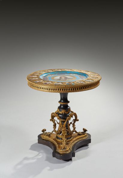 Guéridon en bronze et laiton doré, porcelaine...