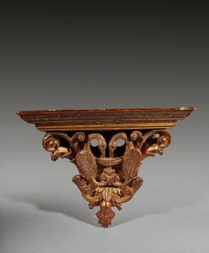 Console en bois doré et gravé à décor de...