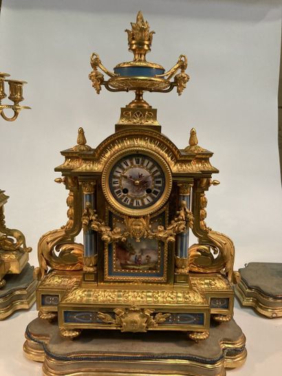 Garniture de cheminée comprenant une pendule...