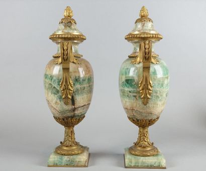 Paire de vases d'ornement en spath fluor...