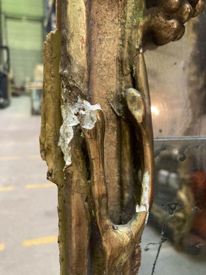 Miroir dans un encadrement en bois sculpté...