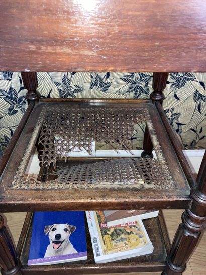 Table de chevet en acajou ouvrant par un...