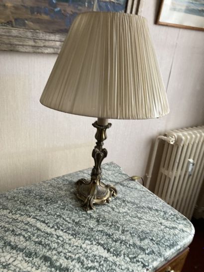 Pied de lampe tripode en bronze doré de style...