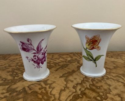Dans le goût du XIXe siècle

Deux vases cornets...