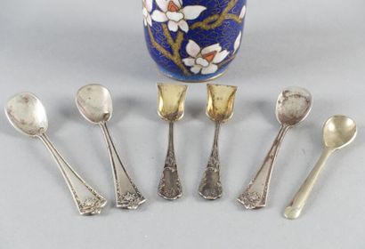 Lot de trois petites cuillers en argent et...