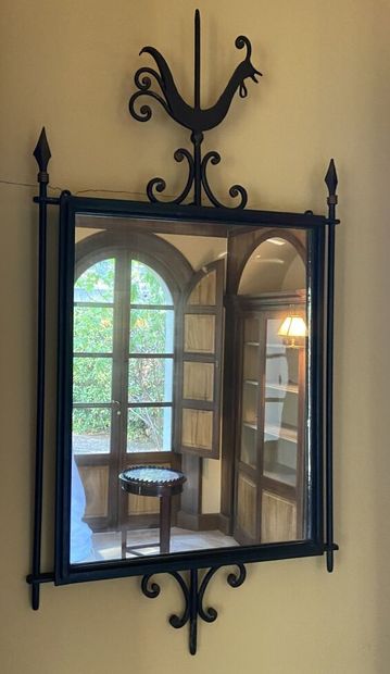 Miroir rectangulaire dans un cadre en fer...