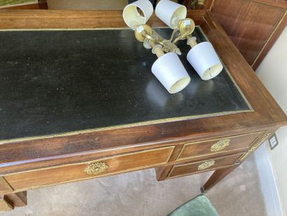Bureau plat en acajou, le plateau garni de...