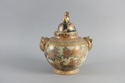 JAPON, XXe siècle

Pot couvert en Satsuma...
