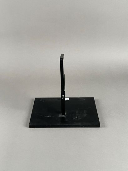 Socle noir en métal 

Haut. : 15 cm ; Larg....