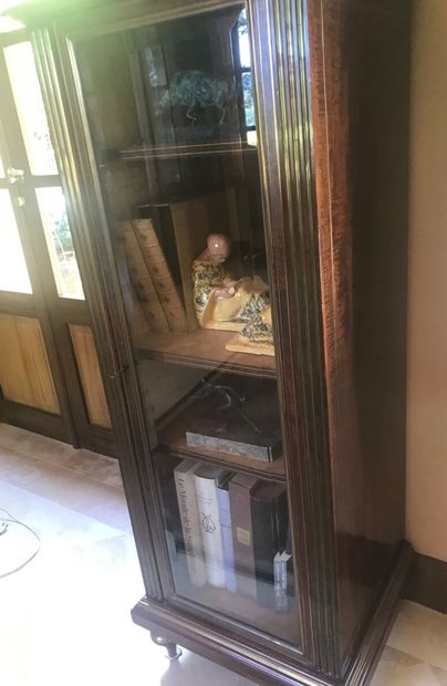 Vitrine en acajou et placage d'acajou, les...