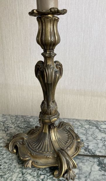 Pied de lampe tripode en bronze doré de style...