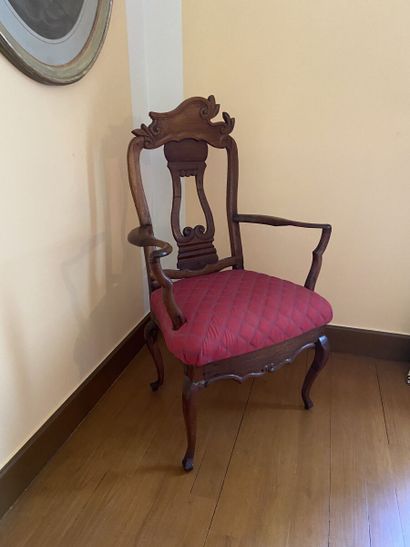 Fauteuil en bois sculpté à dossier ajouré...