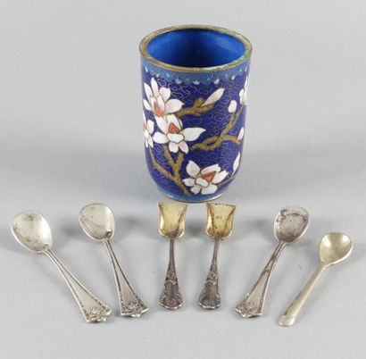 Lot de trois petites cuillers en argent et...