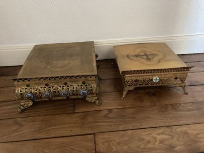 Deux lutrins en bronze doré et cabochons...