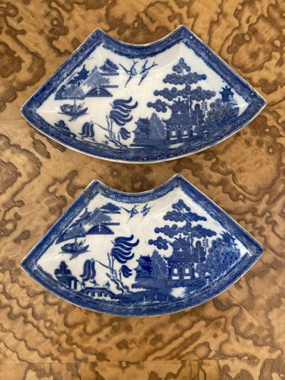 CHINE

Deux coupes en forme d'éventail en...
