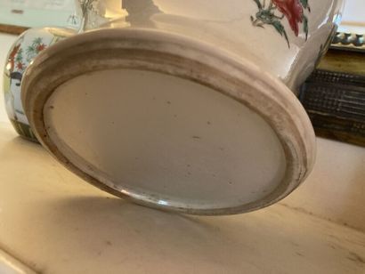 CHINE, XIXe siècle

Paire de vases en porcelaine...