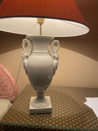 Lampe en porcelaine blanche de forme balustre,...