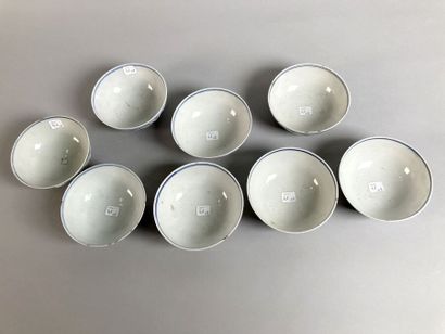 CHINE

Huit petits bols en porcelaine à décor...